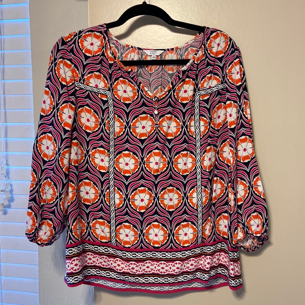 Crown & Ivy - Medium.  Great condition.  Vibrant statement too.
